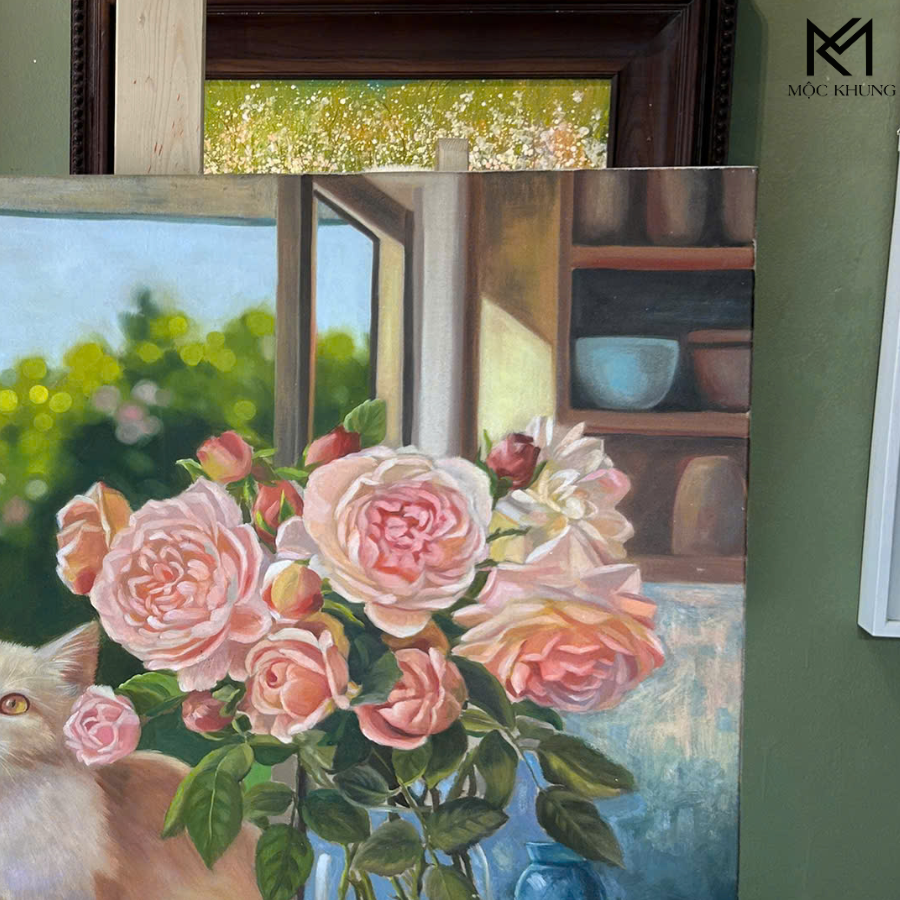 mèo vàng bên cửa sổ