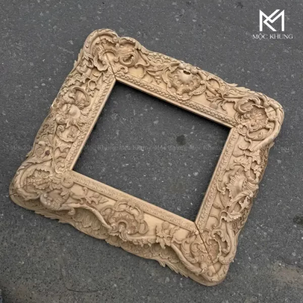Khung tranh chạm cổ